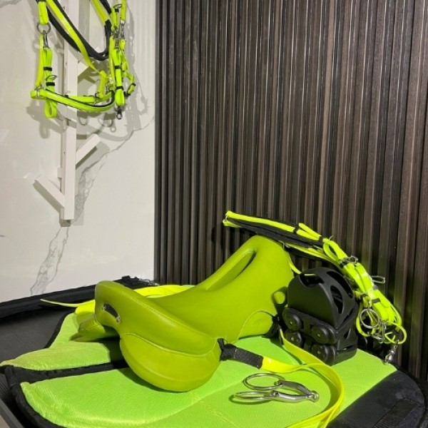 Lightweight carbon horse saddle for endurance racing