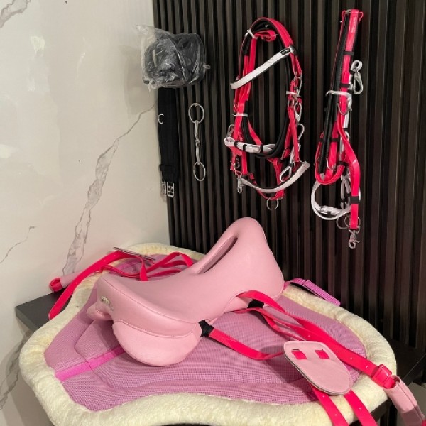 Lightweight carbon horse saddle for endurance racing