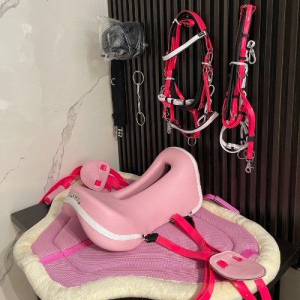 Lightweight carbon horse saddle for endurance racing