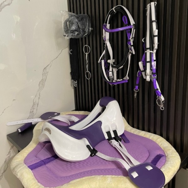 Lightweight carbon horse saddle for endurance racing