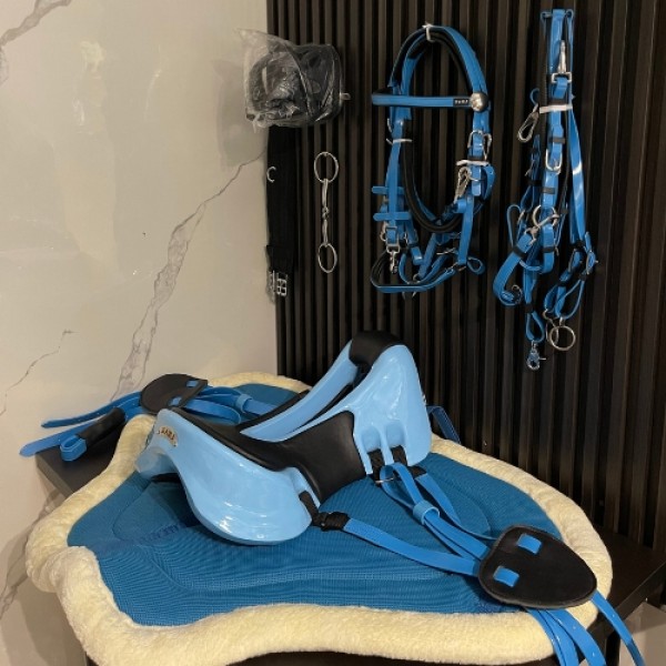 Lightweight carbon horse saddle for endurance racing