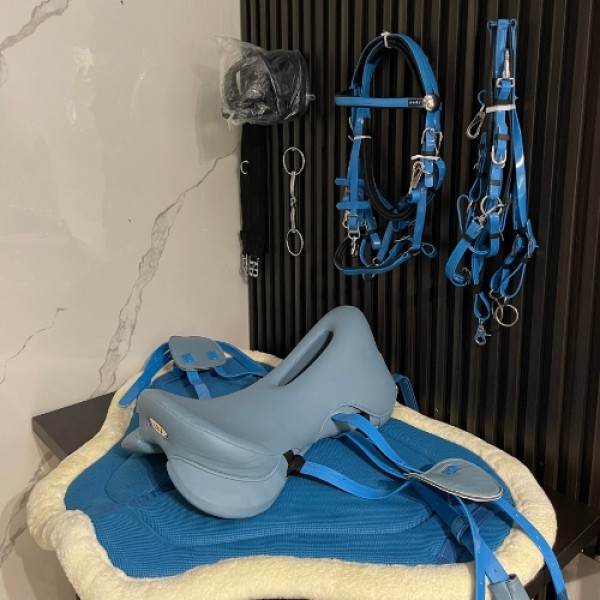 Lightweight carbon horse saddle for endurance racing